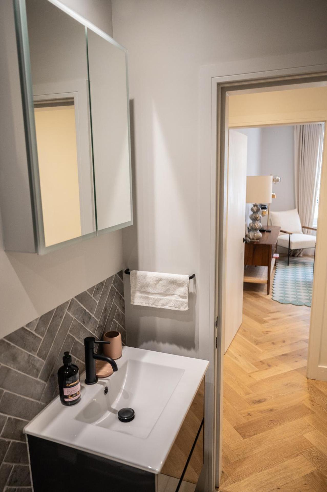 Bright, Modern One Bedroom On 1st Floor Appartamento Londra