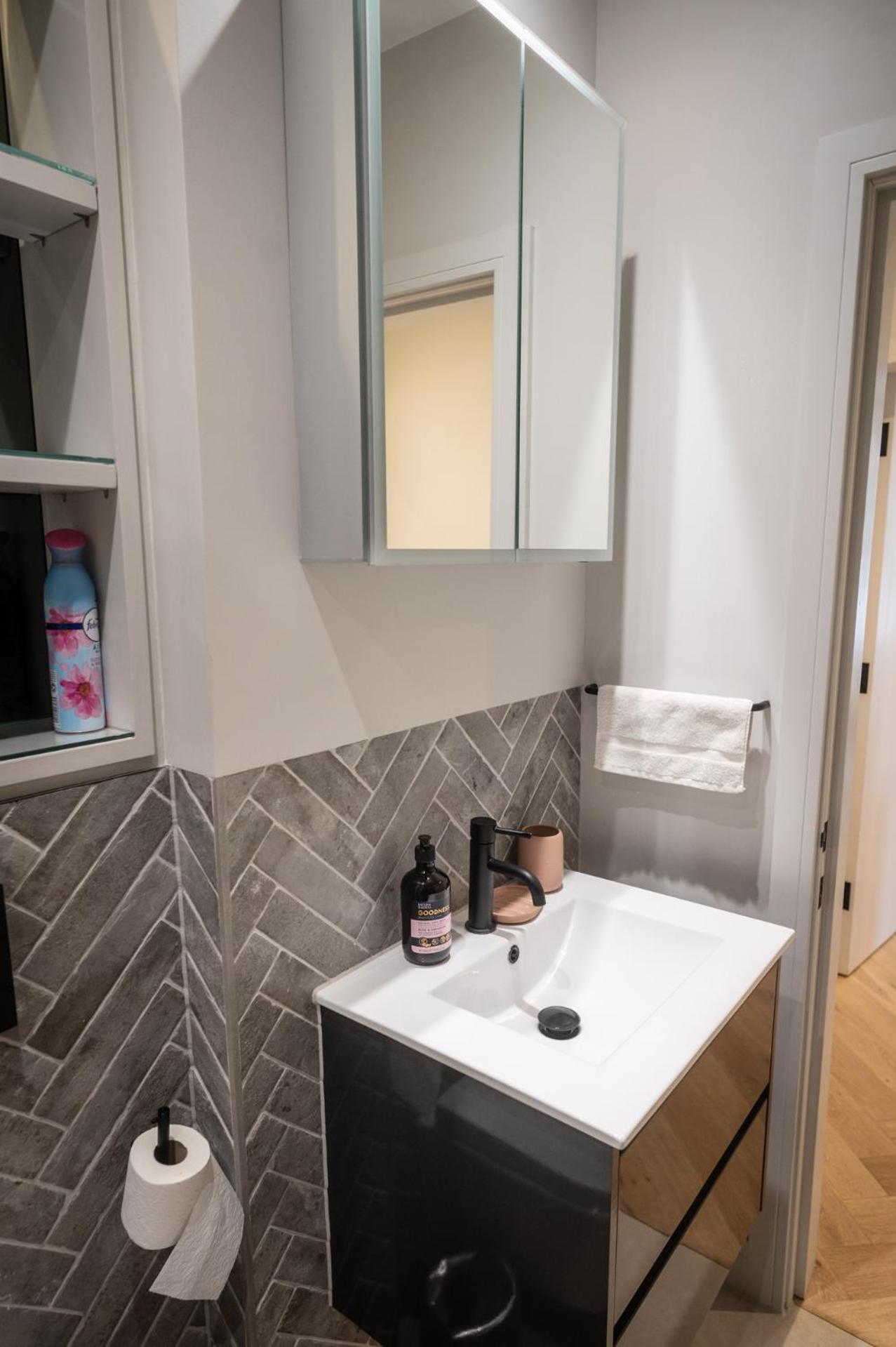 Bright, Modern One Bedroom On 1st Floor *