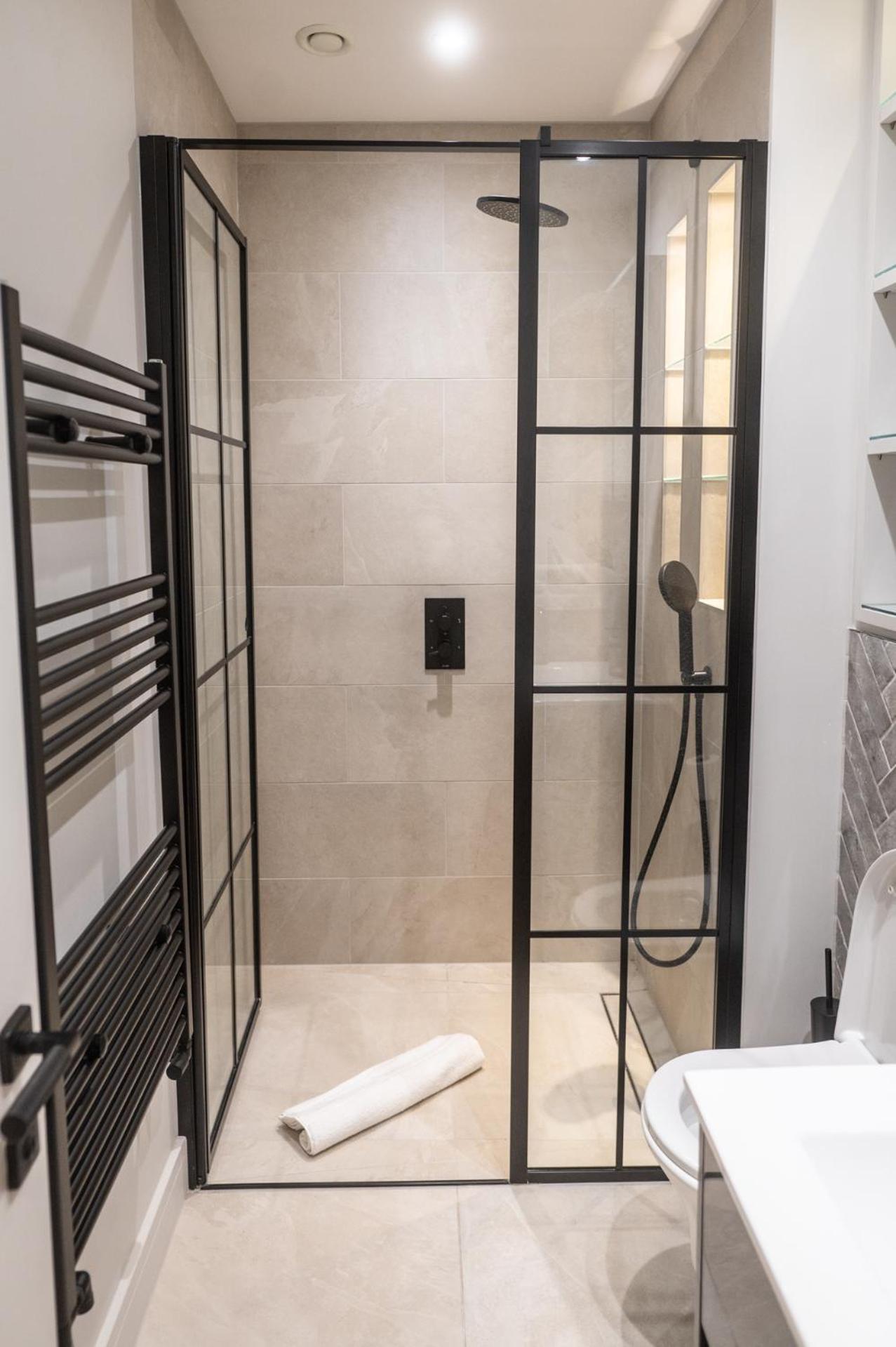 Bright, Modern One Bedroom On 1st Floor Londra