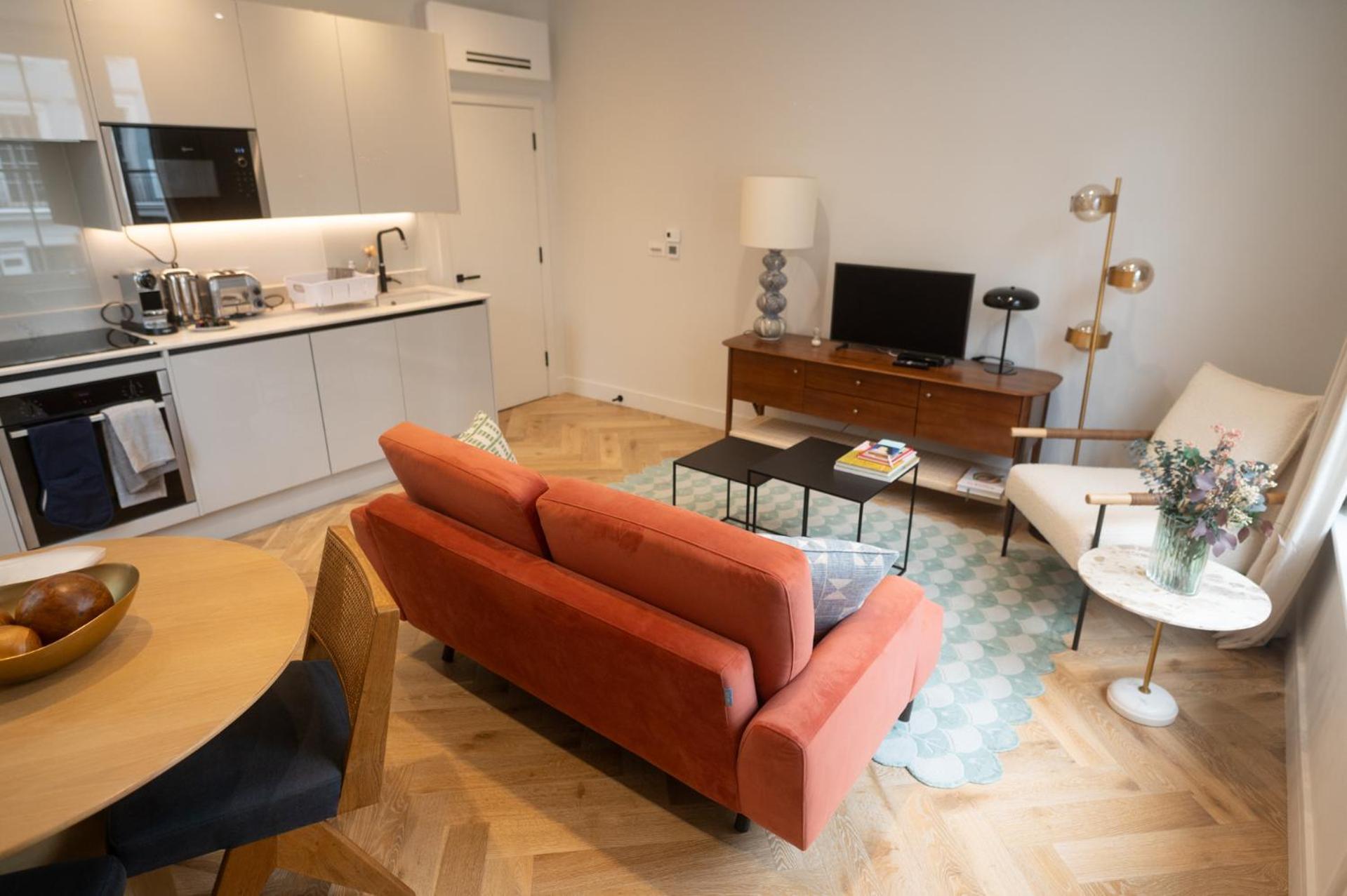 Bright, Modern One Bedroom On 1st Floor Apartment London
