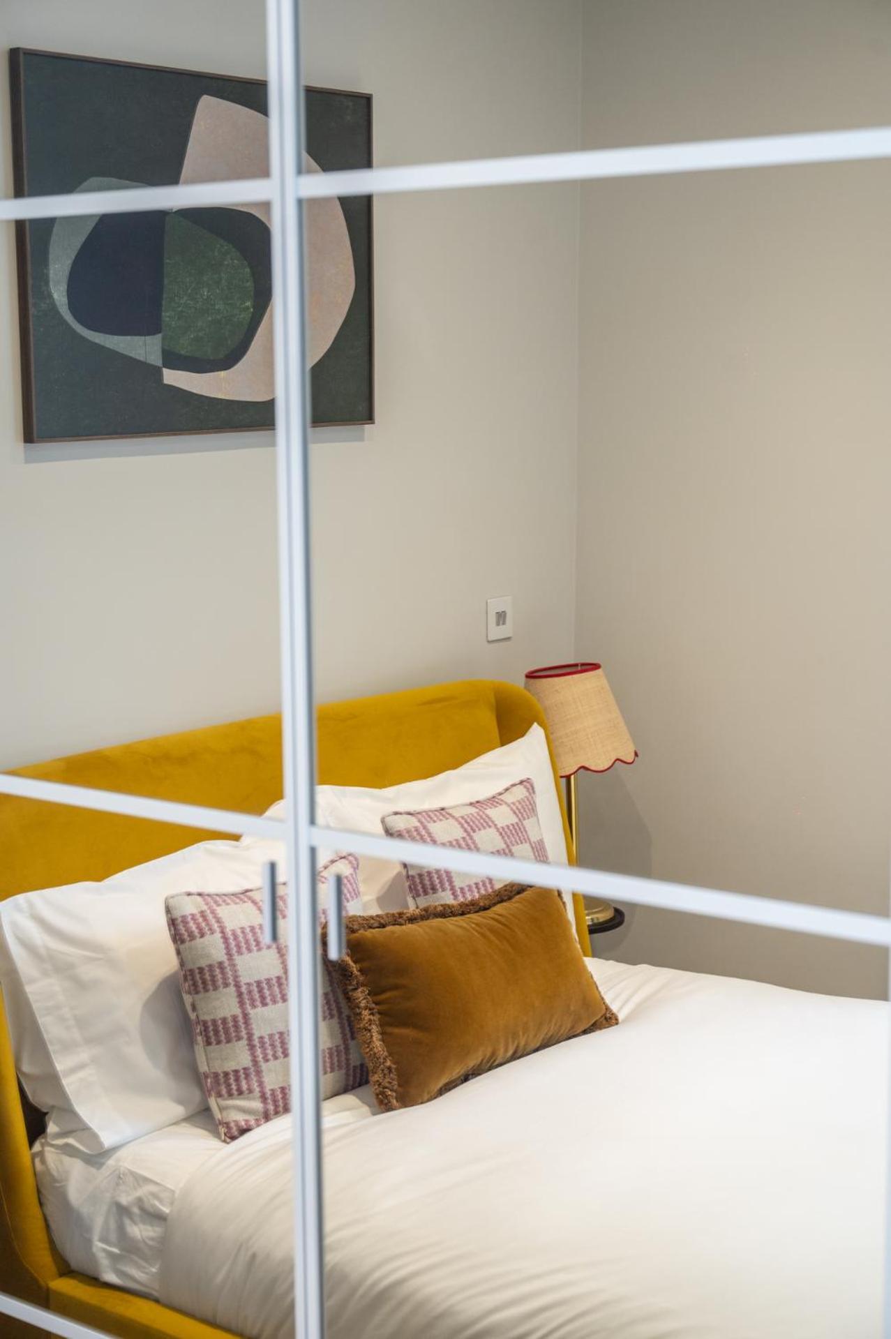 Bright, Modern One Bedroom On 1st Floor * London